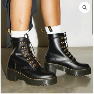 $200 NWT Dr Martens Leona Black Leather Platform Combat Boots Women's